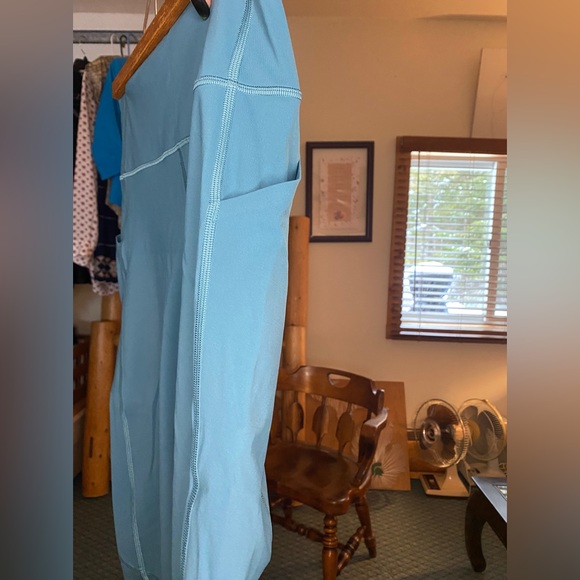 Lululemon Cropped Side Pocket Leggings - Picture 2 of 10